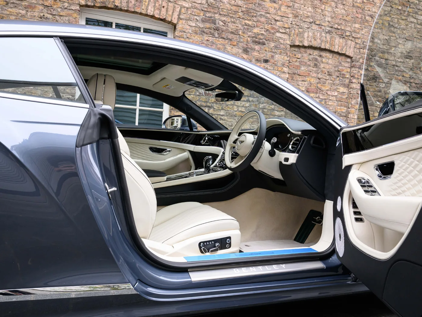 2026 Bentley Continental GT Azure angeboten von einer Vertragshändlergruppe in London, Vereinigtes Königreich, Foto 25 von 25