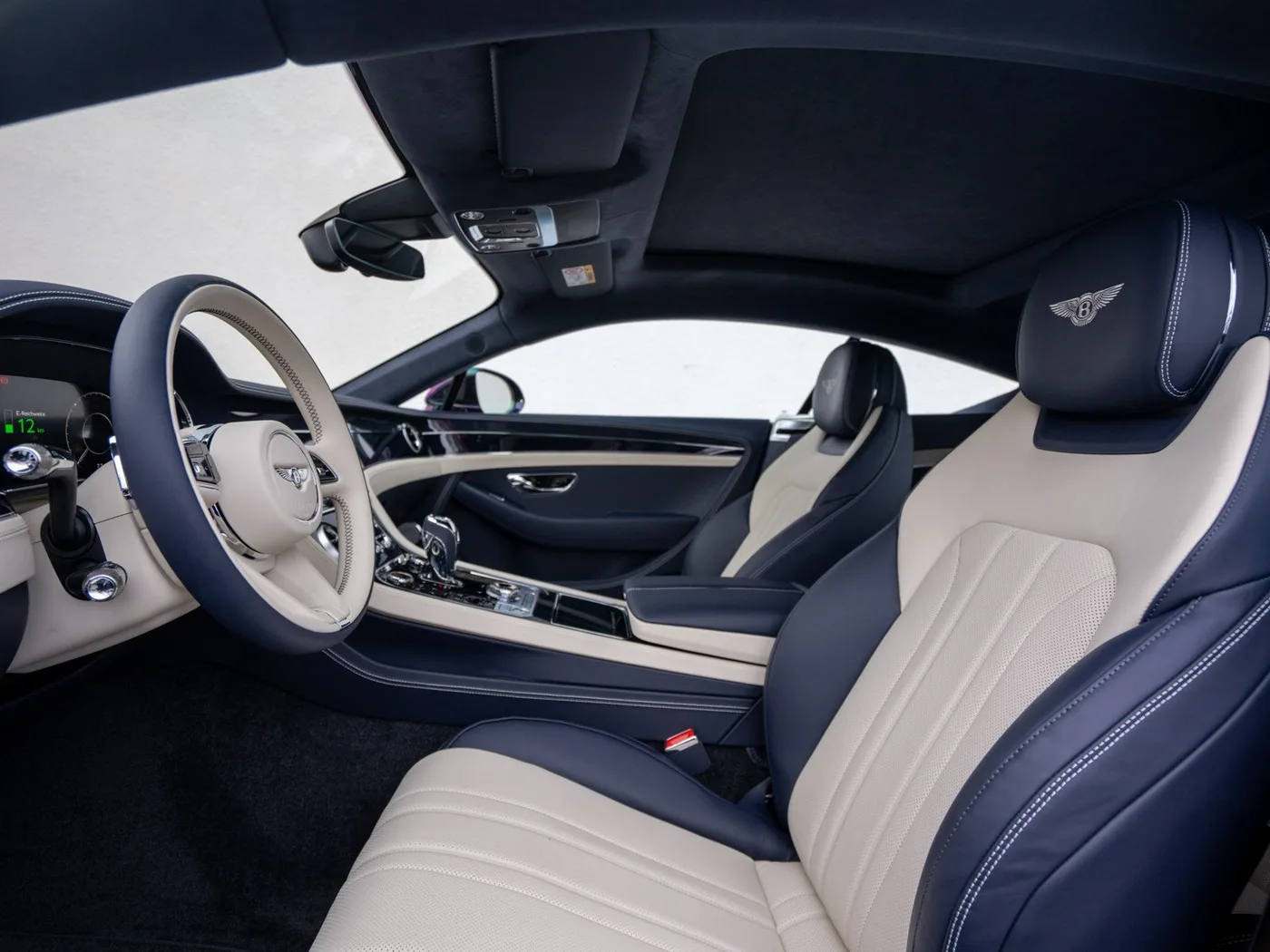 2026 Bentley Continental GT proposée par un concessionnaire spécialisé à Singen, Allemagne, photo 12 sur 15