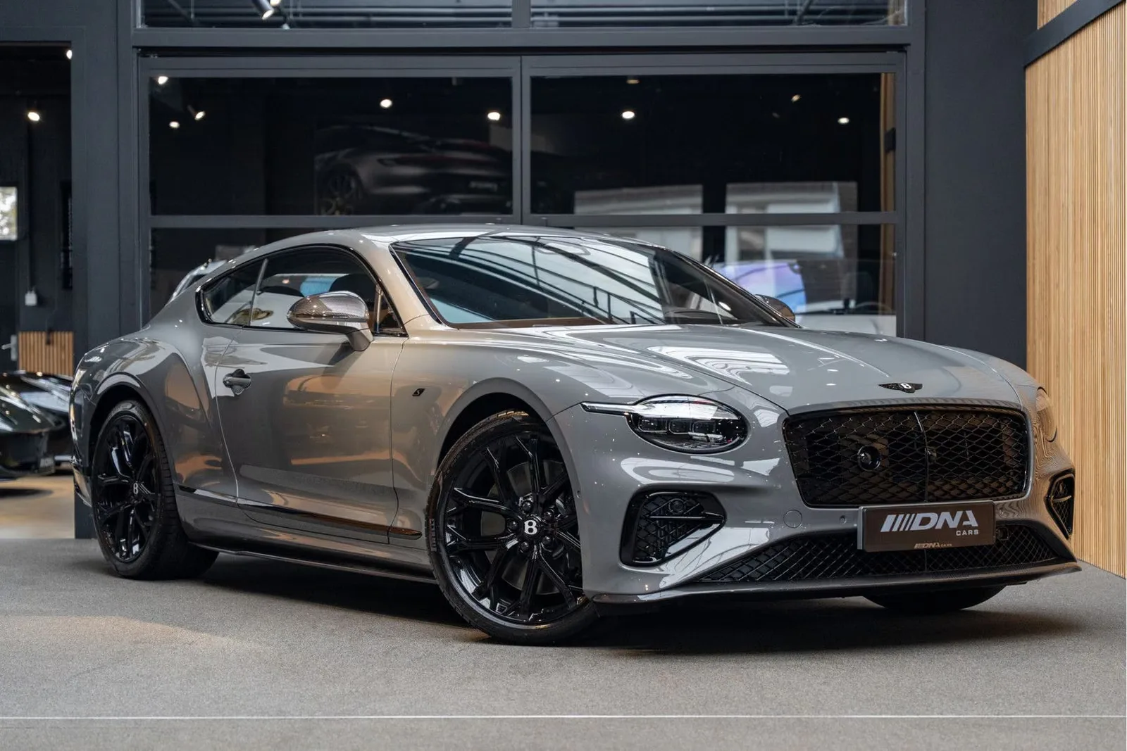 2026 Bentley Continental GT S en un concesionario especializado de Naarden, Países Bajos, foto principal
