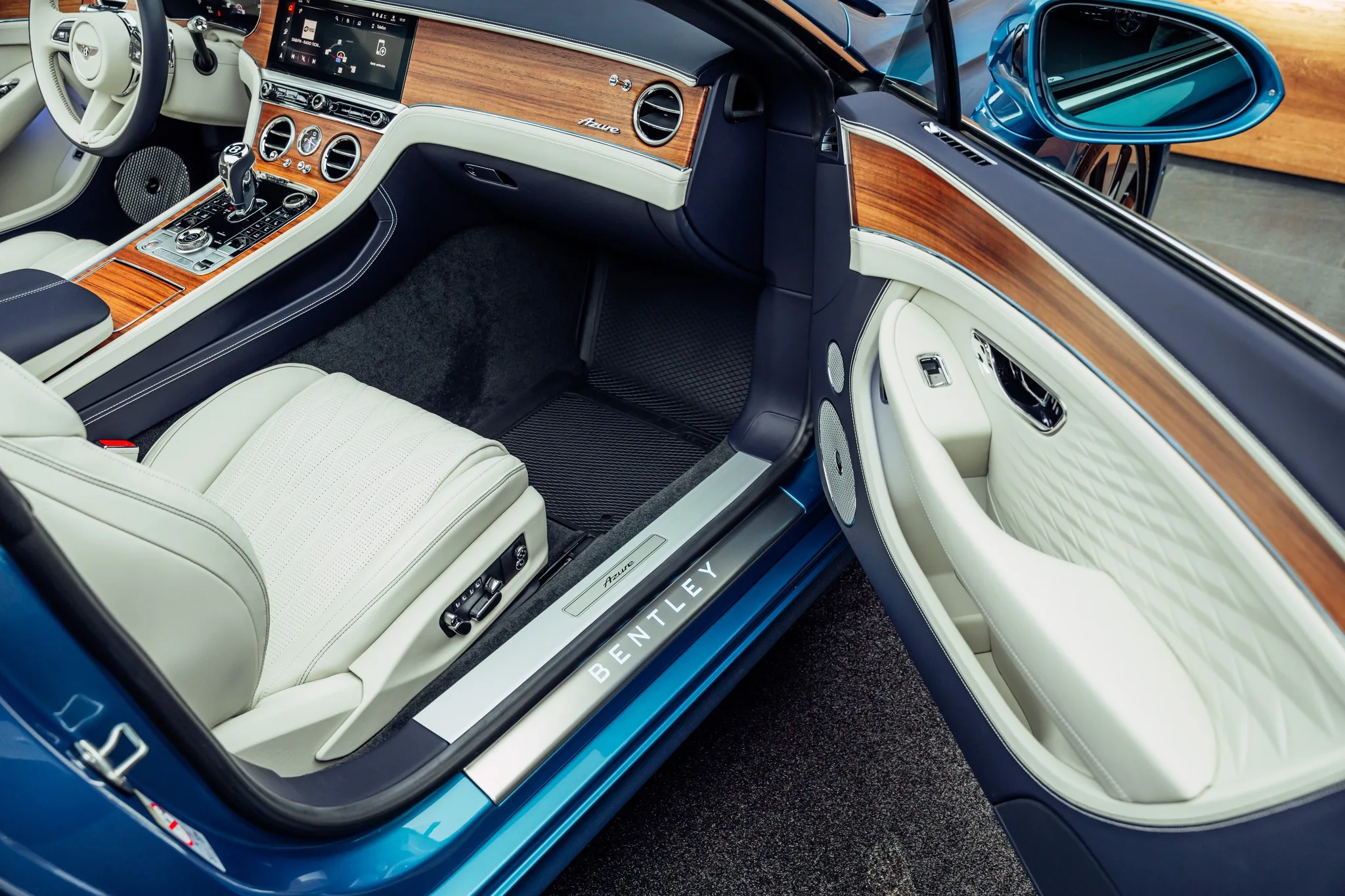 2026 Bentley Continental GTC Azure, 16/24