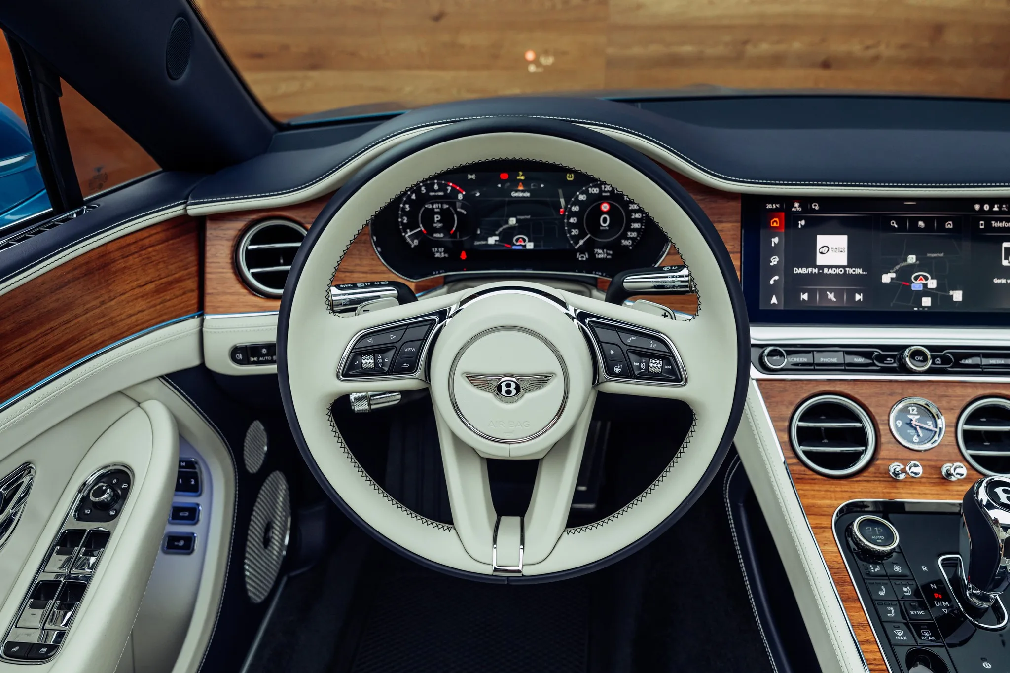 2026 Bentley Continental GTC Azure, 17/24