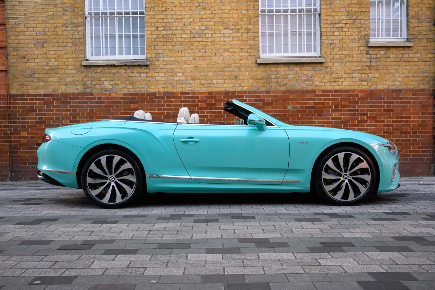 2026 Bentley Continental GTC Azure angeboten von einer Vertragshändlergruppe in London, Vereinigtes Königreich, Foto 8 von 25
