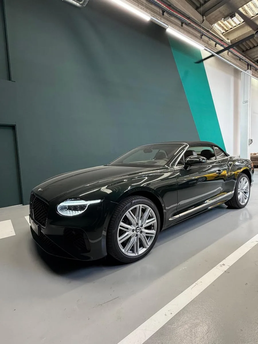 2026 Bentley Continental GTC proposée par un concessionnaire spécialisé à Bratislava, Slovaquie, photo principale
