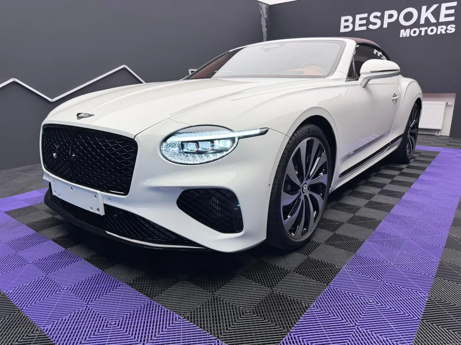 2026 Bentley Continental GTC proposée par un concessionnaire spécialisé à Bratislava, Slovaquie, photo principale