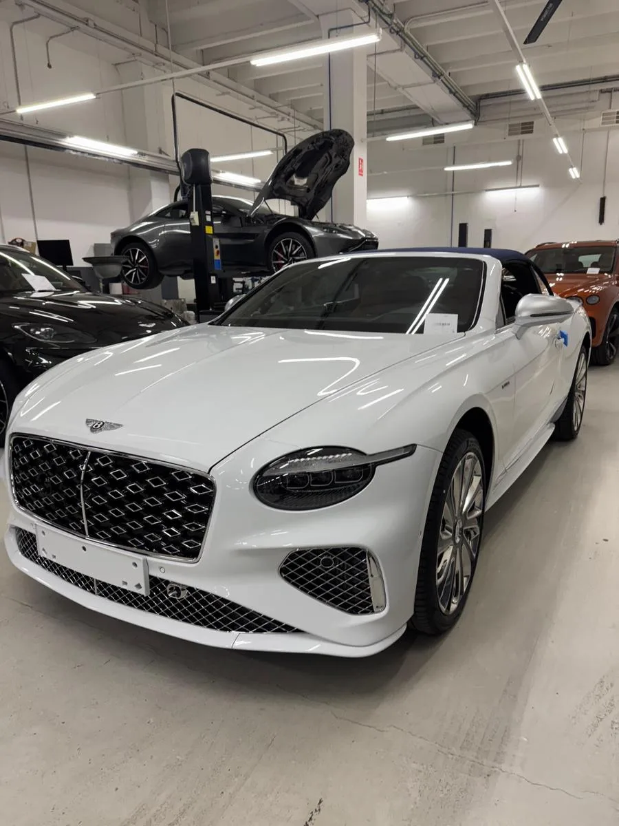 2026 Bentley Continental GTC Mulliner proposée par un concessionnaire spécialisé à Bratislava, Slovaquie, photo principale