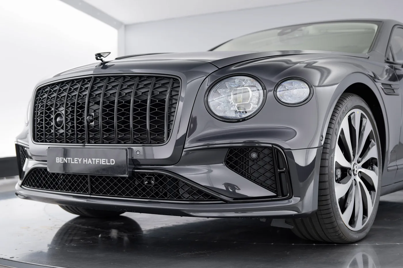 2026 Bentley Flying Spur Azure angeboten von einer Vertragshändlergruppe in Hatfield, Vereinigtes Königreich, Foto 6 von 25