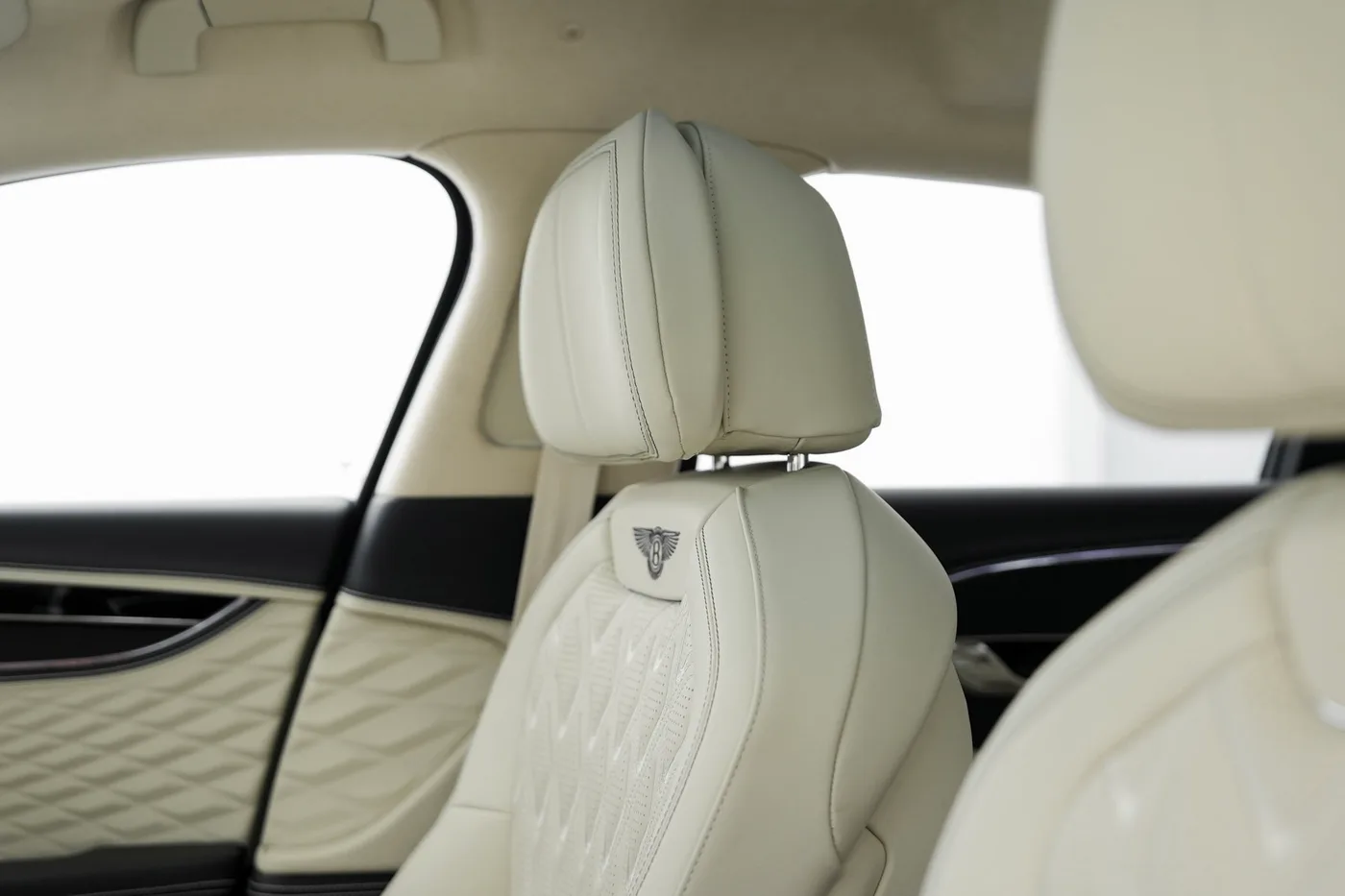 2026 Bentley Flying Spur Azure angeboten von einer Vertragshändlergruppe in Hatfield, Vereinigtes Königreich, Foto 24 von 25