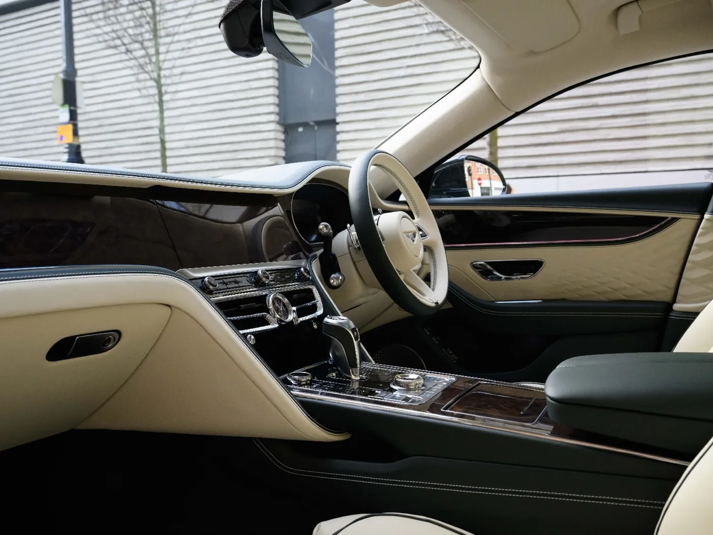 2026 Bentley Flying Spur Azure angeboten von einer Vertragshändlergruppe in London, Vereinigtes Königreich, Foto 2 von 25
