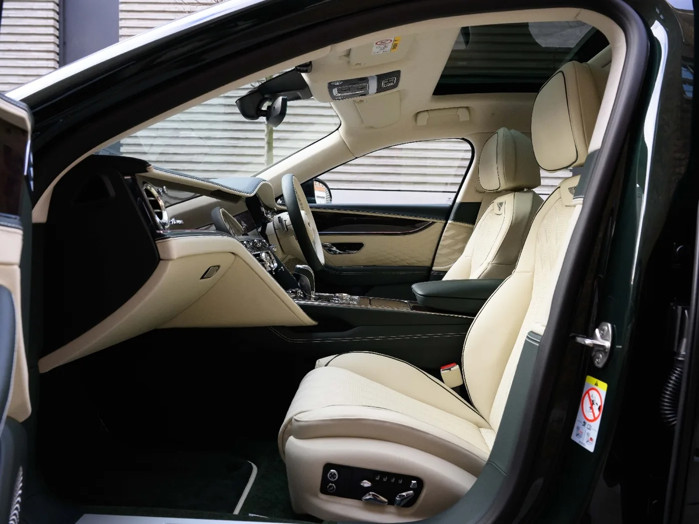 2026 Bentley Flying Spur Azure angeboten von einer Vertragshändlergruppe in London, Vereinigtes Königreich, Foto 13 von 25