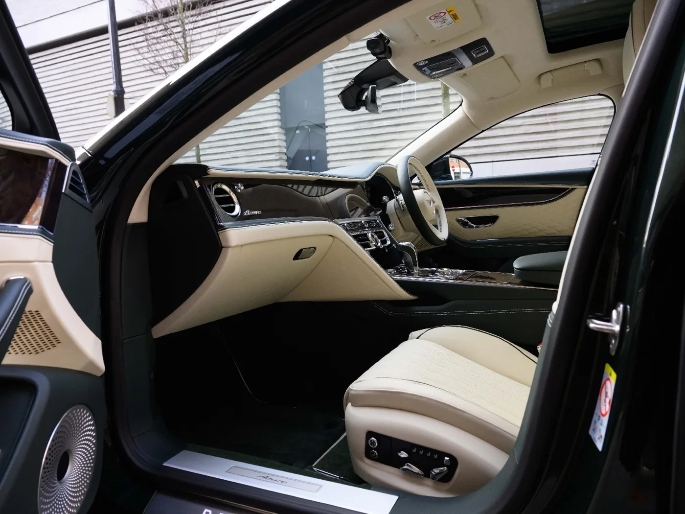 2026 Bentley Flying Spur Azure angeboten von einer Vertragshändlergruppe in London, Vereinigtes Königreich, Foto 14 von 25