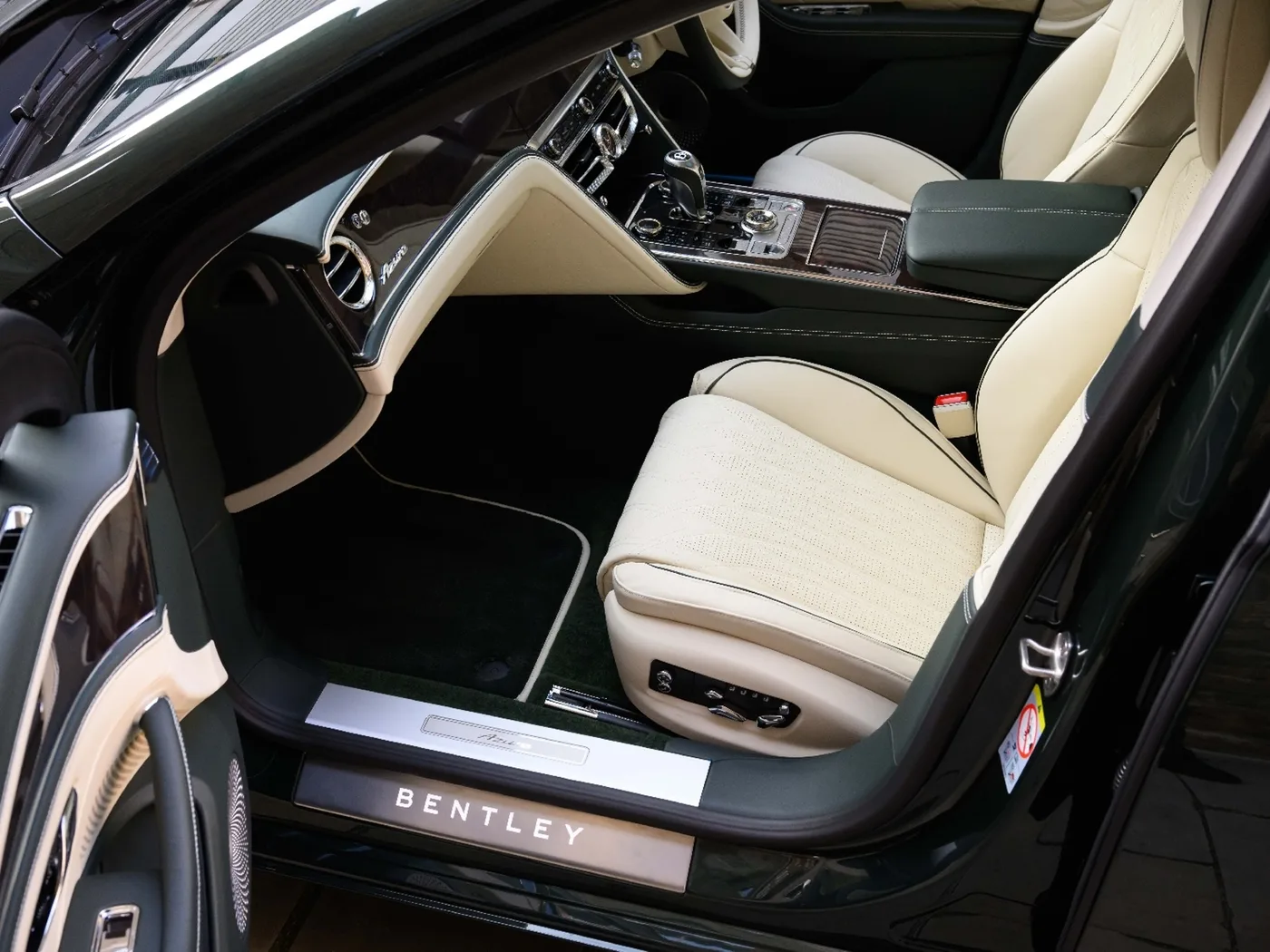 2026 Bentley Flying Spur Azure angeboten von einer Vertragshändlergruppe in London, Vereinigtes Königreich, Foto 16 von 25