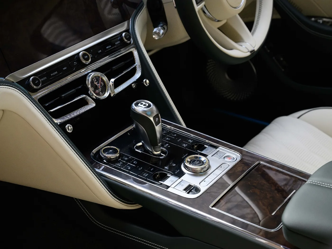 2026 Bentley Flying Spur Azure angeboten von einer Vertragshändlergruppe in London, Vereinigtes Königreich, Foto 18 von 25