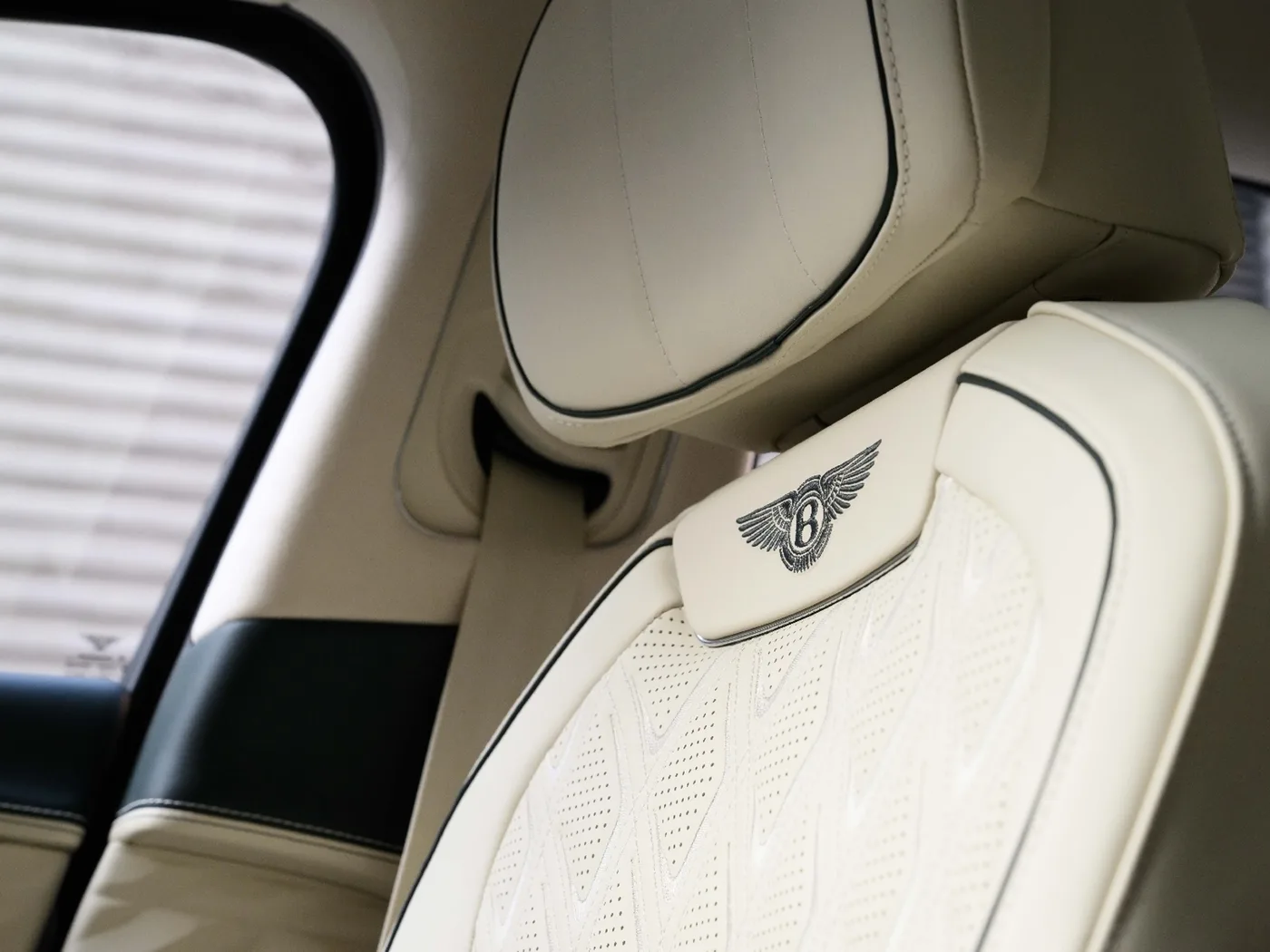 2026 Bentley Flying Spur Azure angeboten von einer Vertragshändlergruppe in London, Vereinigtes Königreich, Foto 20 von 25