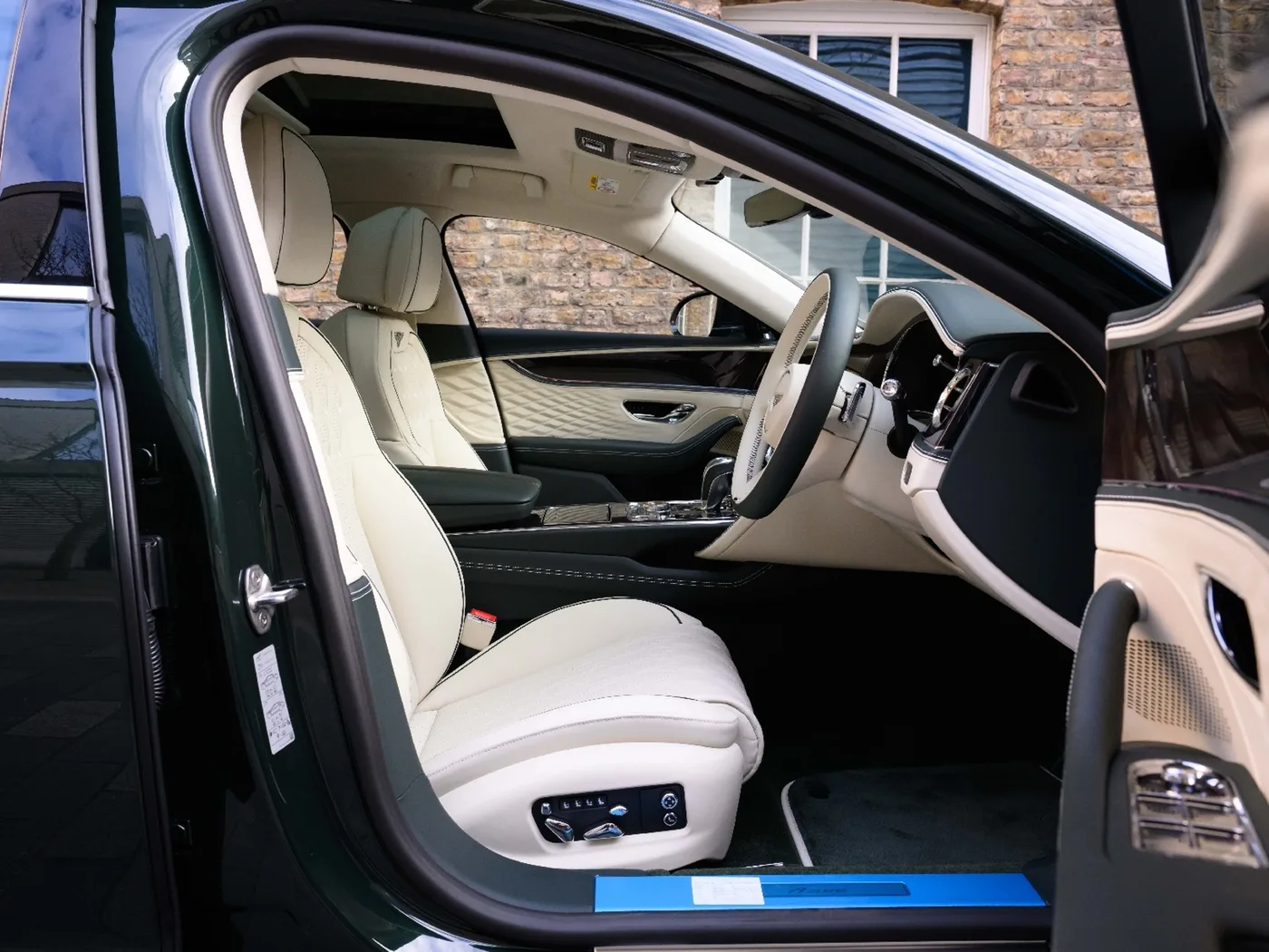 2026 Bentley Flying Spur Azure angeboten von einer Vertragshändlergruppe in London, Vereinigtes Königreich, Foto 21 von 25