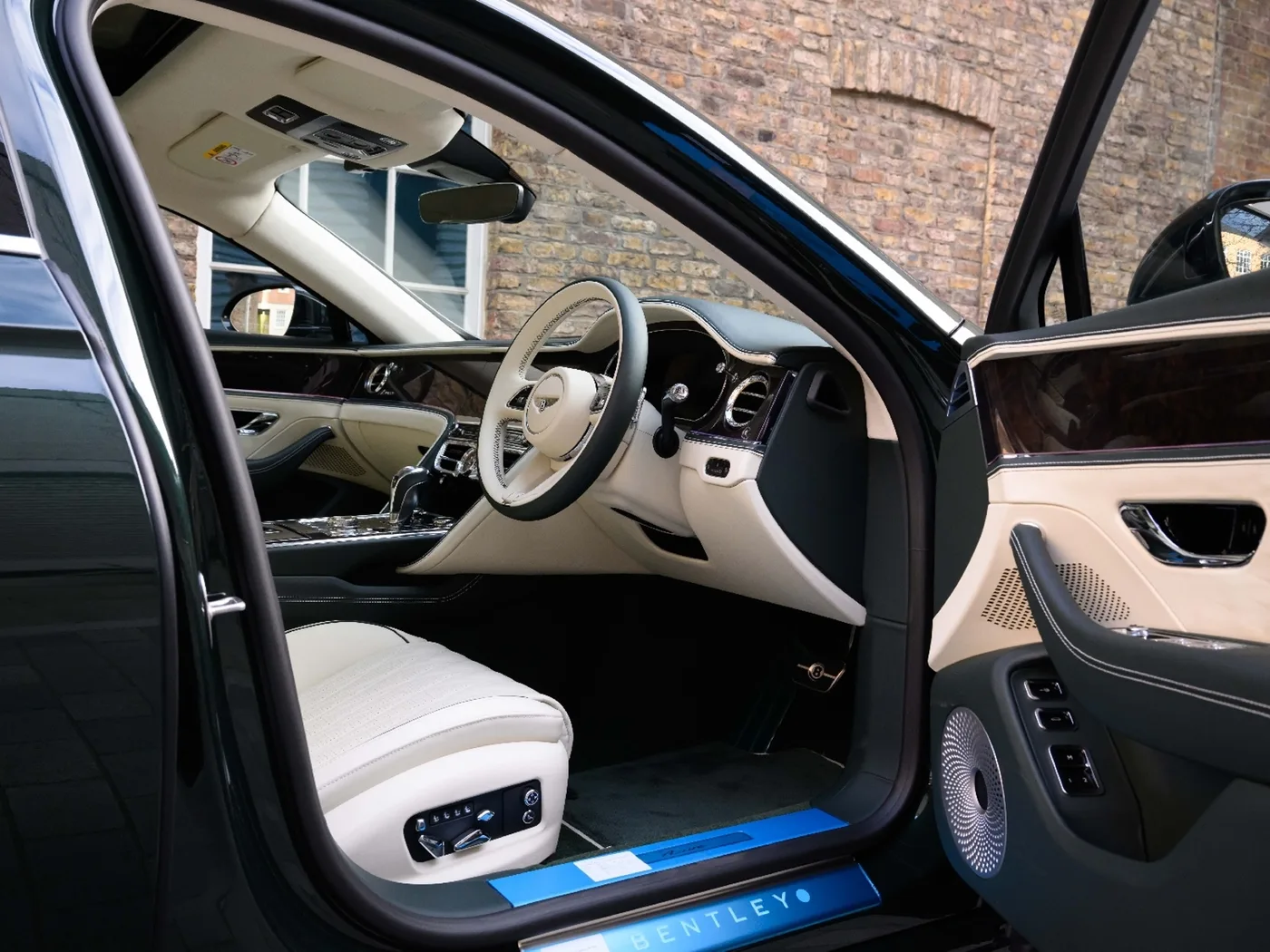2026 Bentley Flying Spur Azure angeboten von einer Vertragshändlergruppe in London, Vereinigtes Königreich, Foto 22 von 25