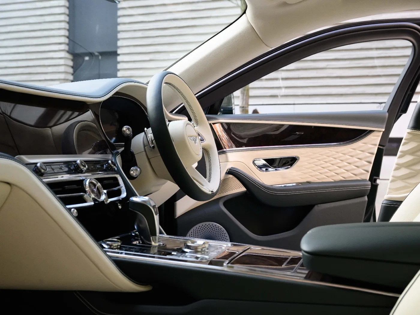 2026 Bentley Flying Spur Azure angeboten von einer Vertragshändlergruppe in London, Vereinigtes Königreich, Foto 24 von 25