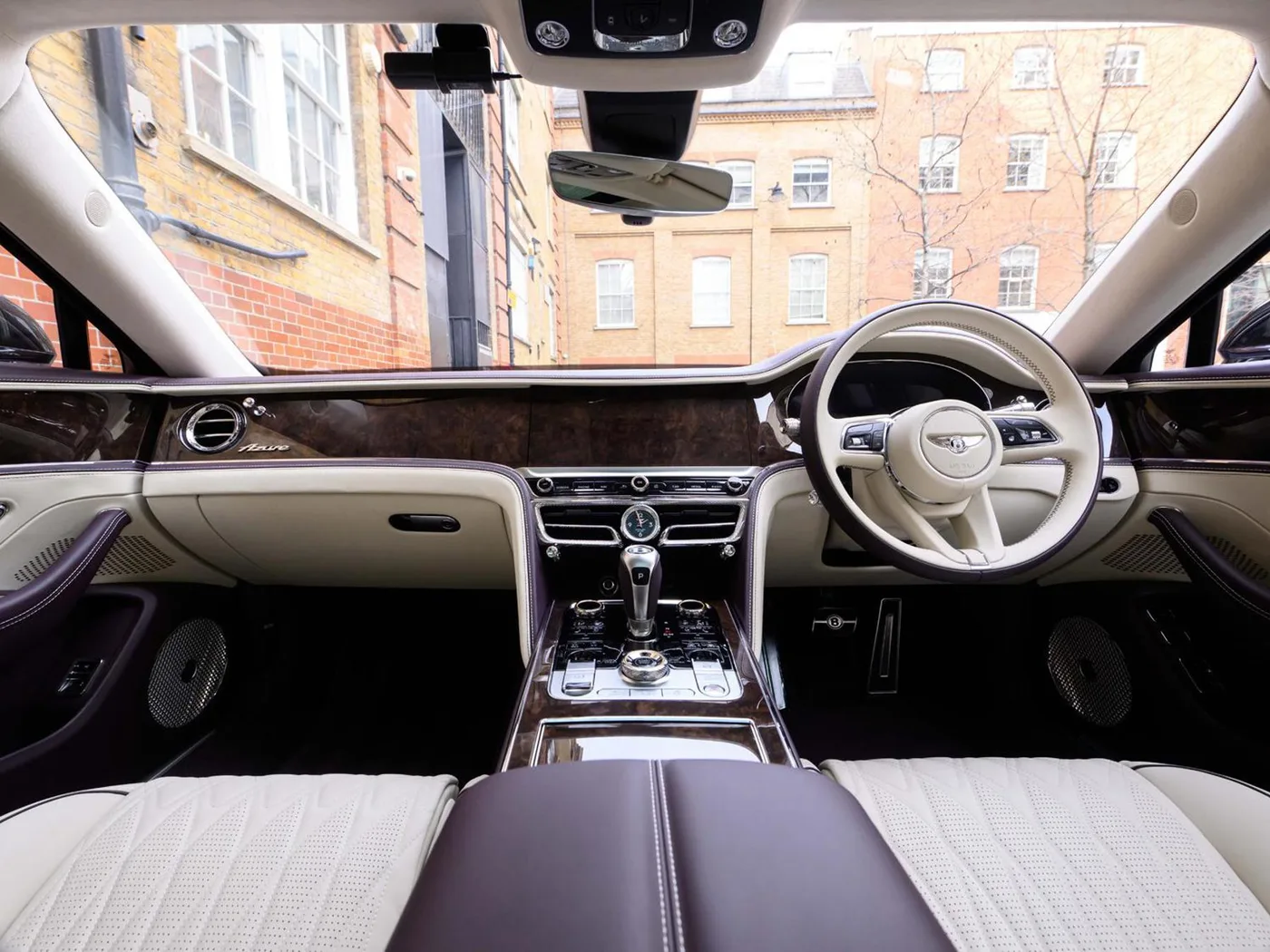 2026 Bentley Flying Spur Azure angeboten von einer Vertragshändlergruppe in London, Vereinigtes Königreich, Foto 4 von 25