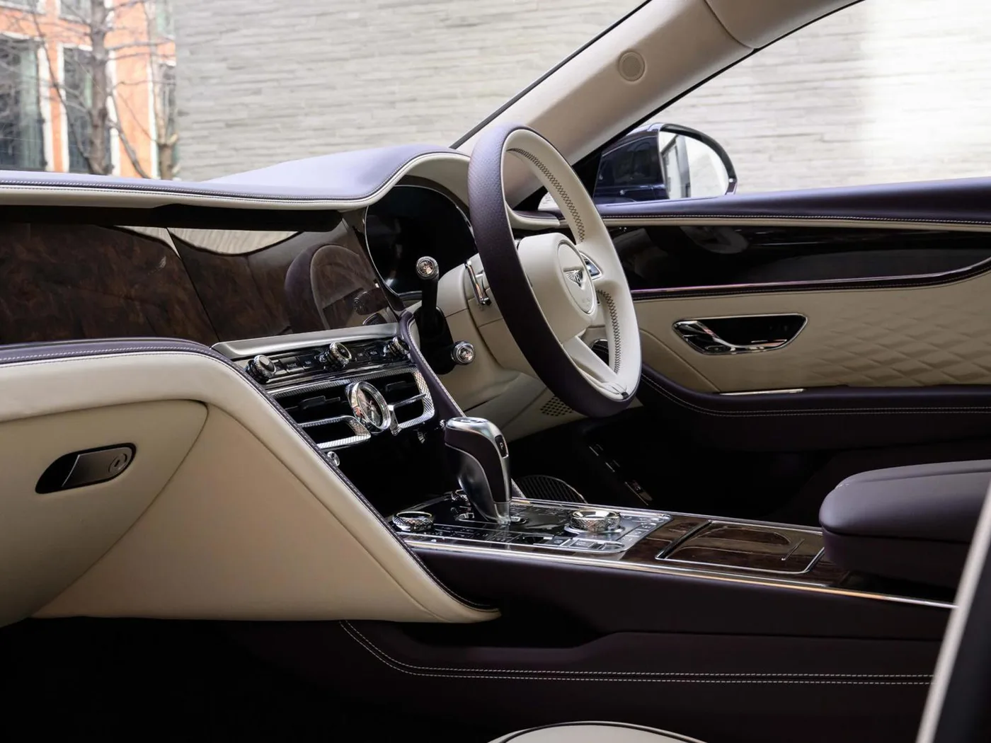 2026 Bentley Flying Spur Azure angeboten von einer Vertragshändlergruppe in London, Vereinigtes Königreich, Foto 8 von 25