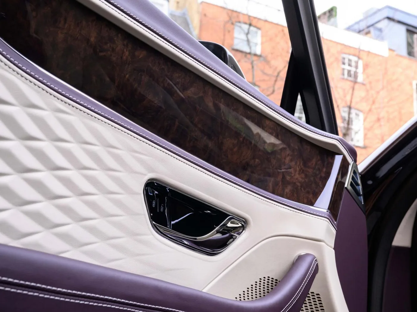 2026 Bentley Flying Spur Azure angeboten von einer Vertragshändlergruppe in London, Vereinigtes Königreich, Foto 14 von 25