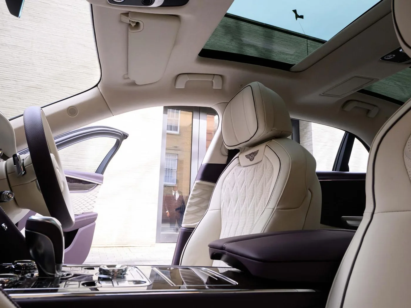2026 Bentley Flying Spur Azure angeboten von einer Vertragshändlergruppe in London, Vereinigtes Königreich, Foto 21 von 25