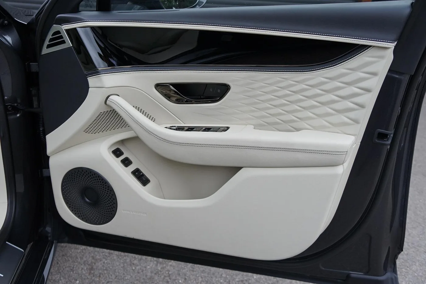 2026 Bentley Flying Spur Azure angeboten von einer Vertragshändlergruppe in Ripley, Vereinigtes Königreich, Foto 10 von 25