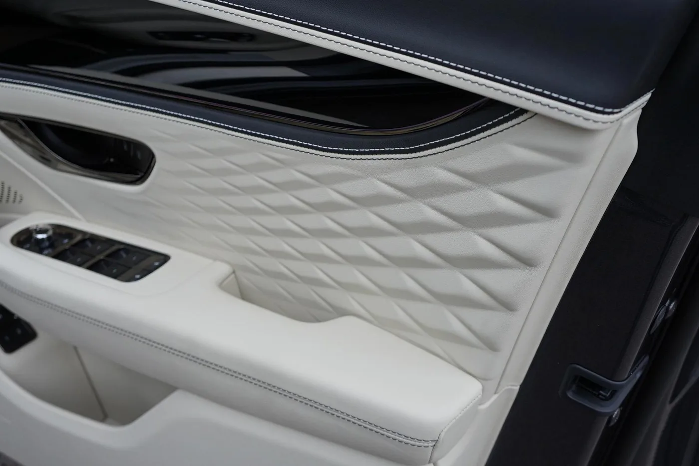 2026 Bentley Flying Spur Azure angeboten von einer Vertragshändlergruppe in Ripley, Vereinigtes Königreich, Foto 11 von 25