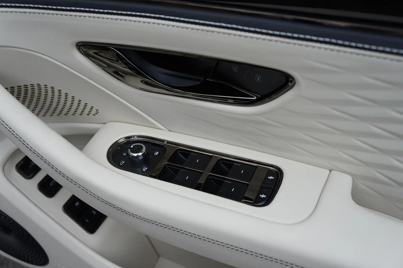 2026 Bentley Flying Spur Azure angeboten von einer Vertragshändlergruppe in Ripley, Vereinigtes Königreich, Foto 12 von 25