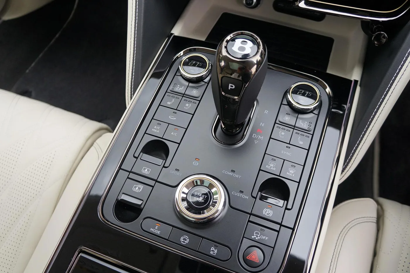 2026 Bentley Flying Spur Azure angeboten von einer Vertragshändlergruppe in Ripley, Vereinigtes Königreich, Foto 14 von 25