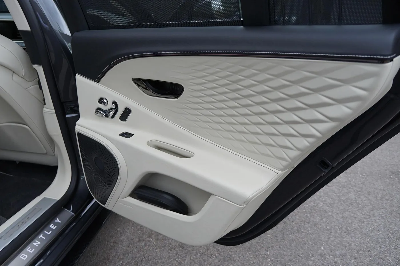 2026 Bentley Flying Spur Azure angeboten von einer Vertragshändlergruppe in Ripley, Vereinigtes Königreich, Foto 25 von 25