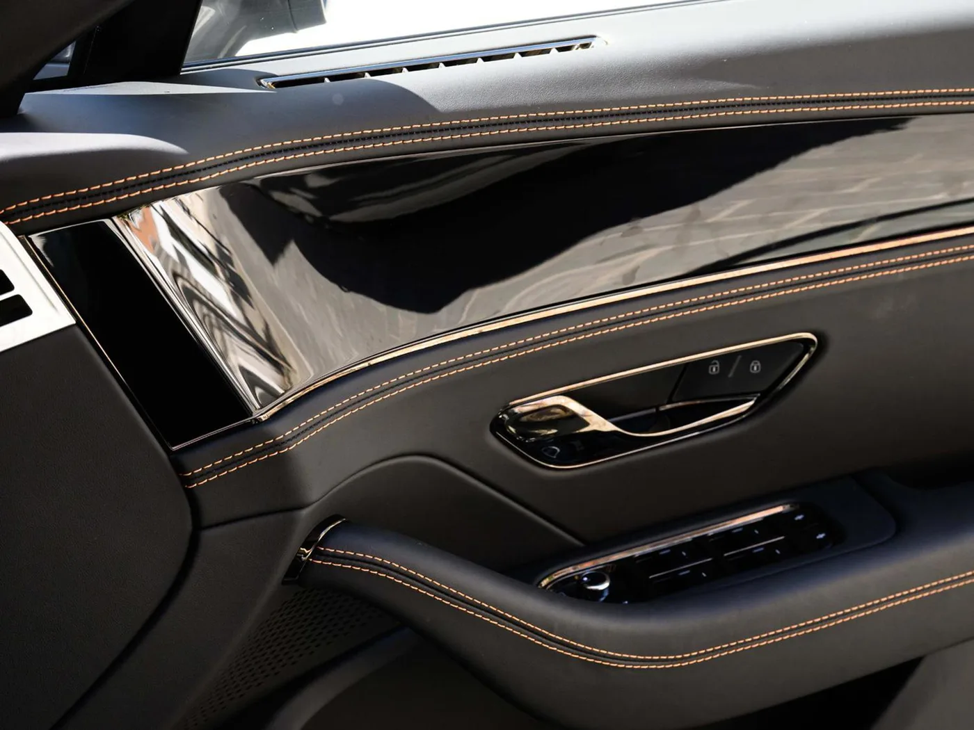 2026 Bentley Flying Spur offered by a franchised dealer group in London, United Kingdom, photo 18 of 25