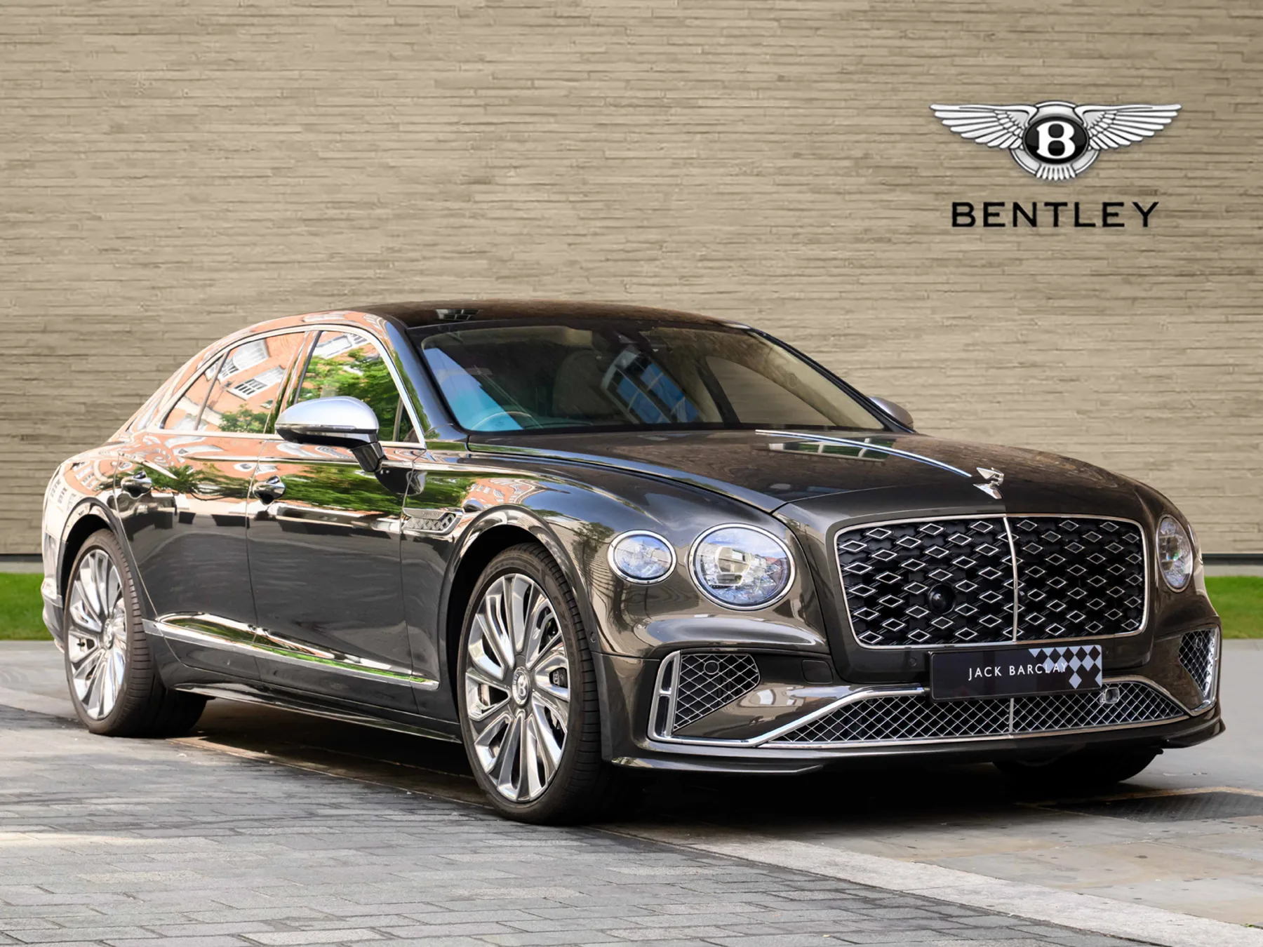 2026 Bentley Flying Spur Mulliner proposée par un groupe de concessions agréées à London, Royaume-Uni, photo principale