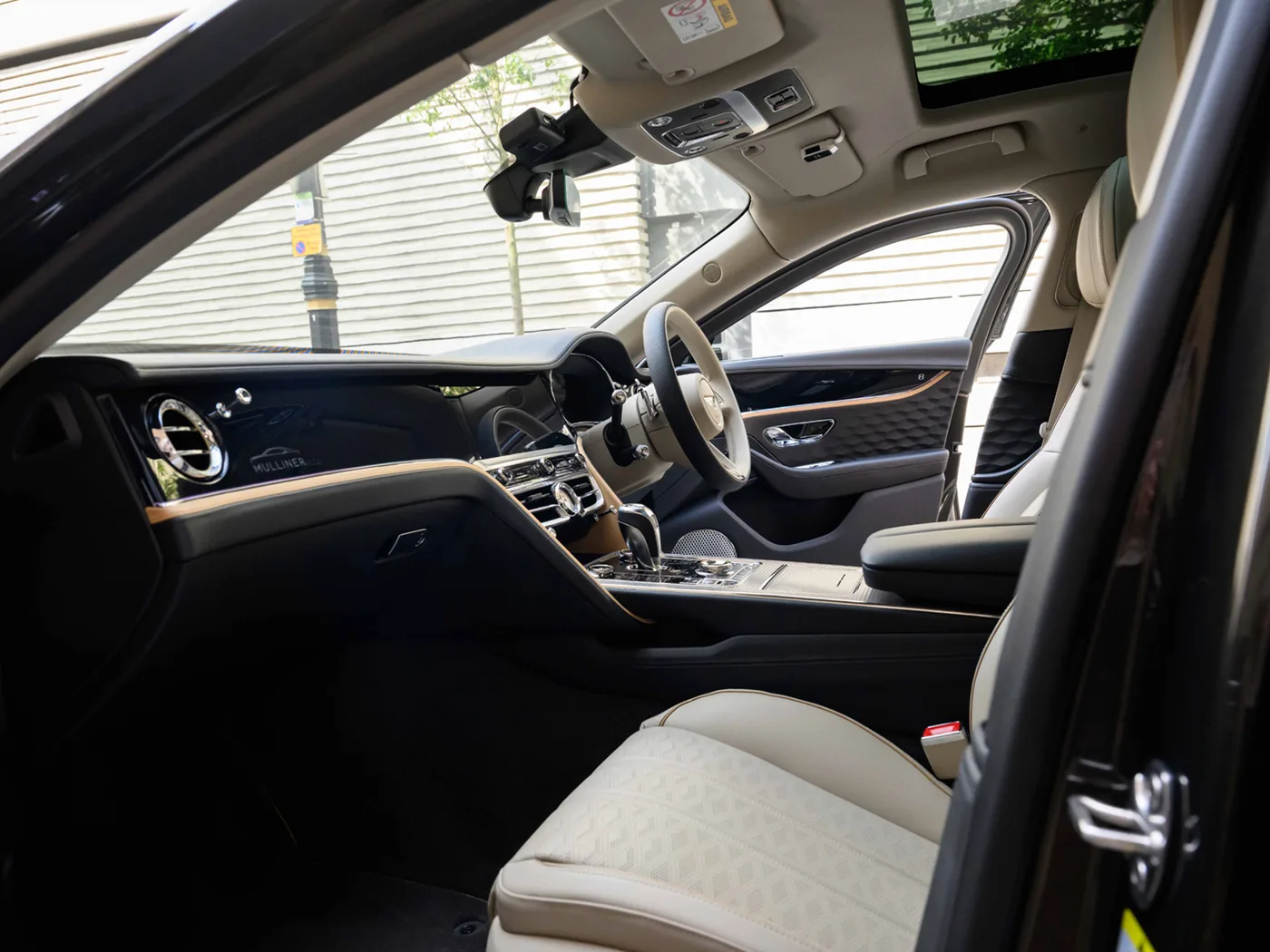 2026 Bentley Flying Spur Mulliner proposée par un groupe de concessions agréées à London, Royaume-Uni, photo 2 sur 25