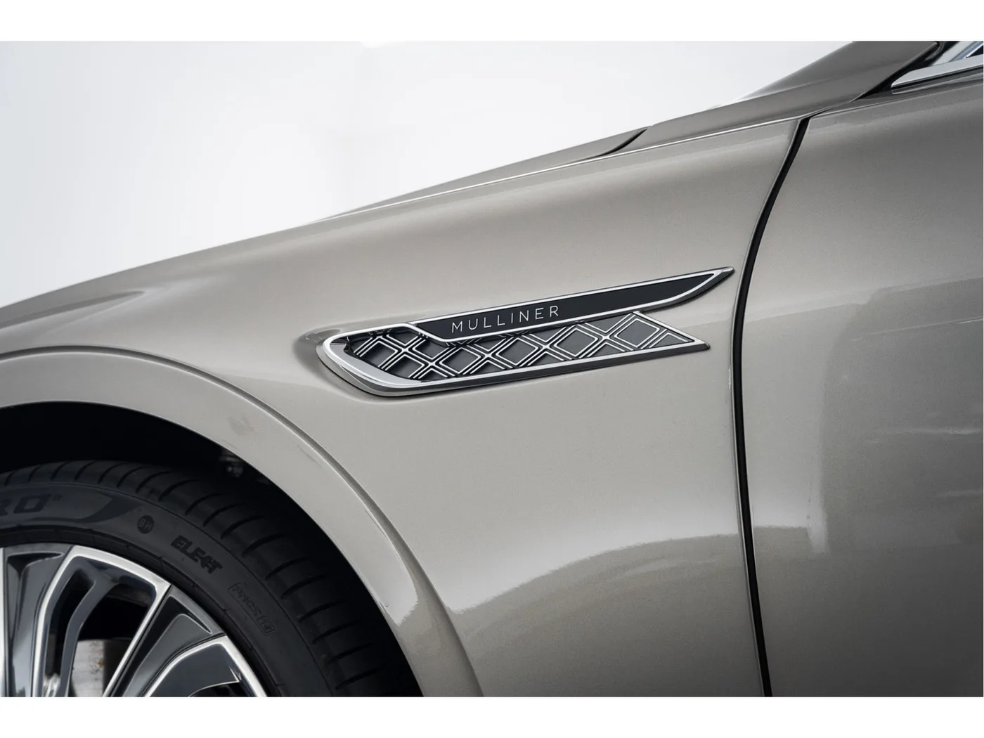 2026 Bentley Flying Spur Mulliner V8 Hybrid proposée par un concessionnaire agréé Bentley à Rotterdam, Pays-Bas, photo 10 sur 15