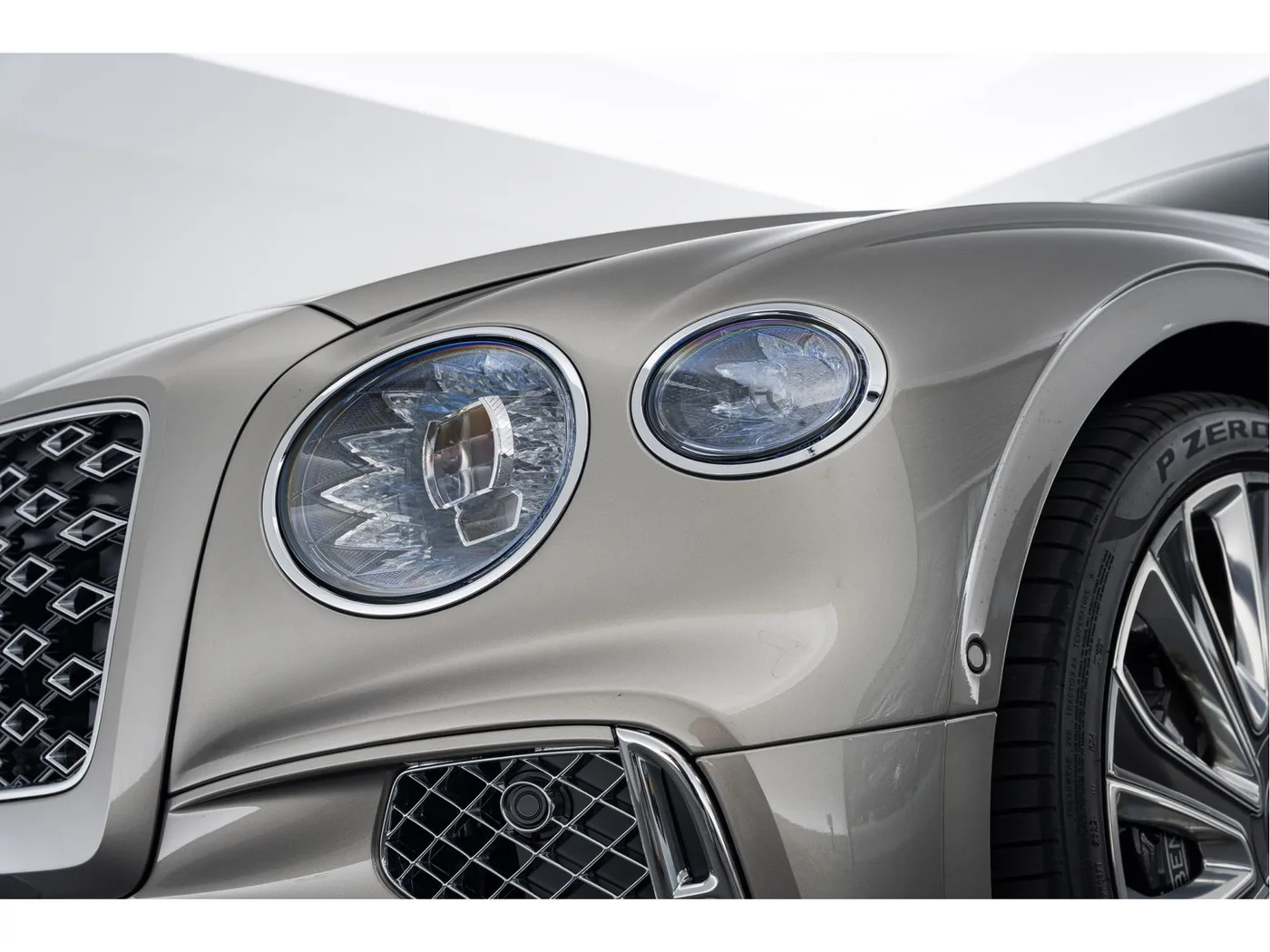 2026 Bentley Flying Spur Mulliner V8 Hybrid proposée par un concessionnaire agréé Bentley à Rotterdam, Pays-Bas, photo 14 sur 15