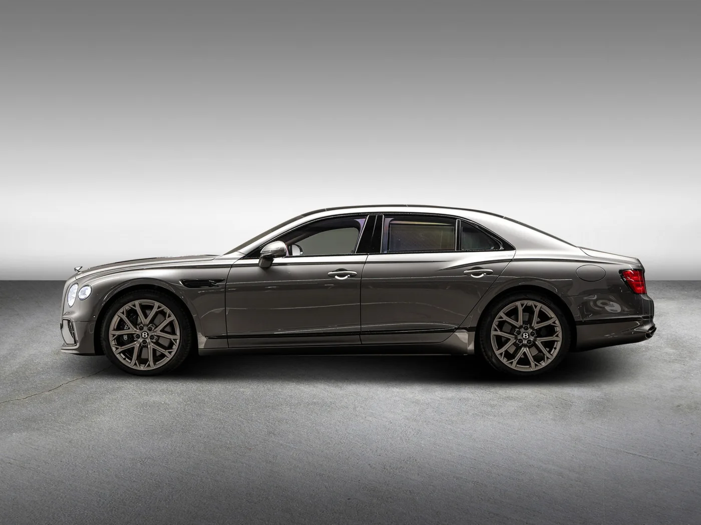 2026 Bentley Flying Spur V8 Hybrid offered by an official Bentley dealer in Leusden, Netherlands, photo 4 of 25