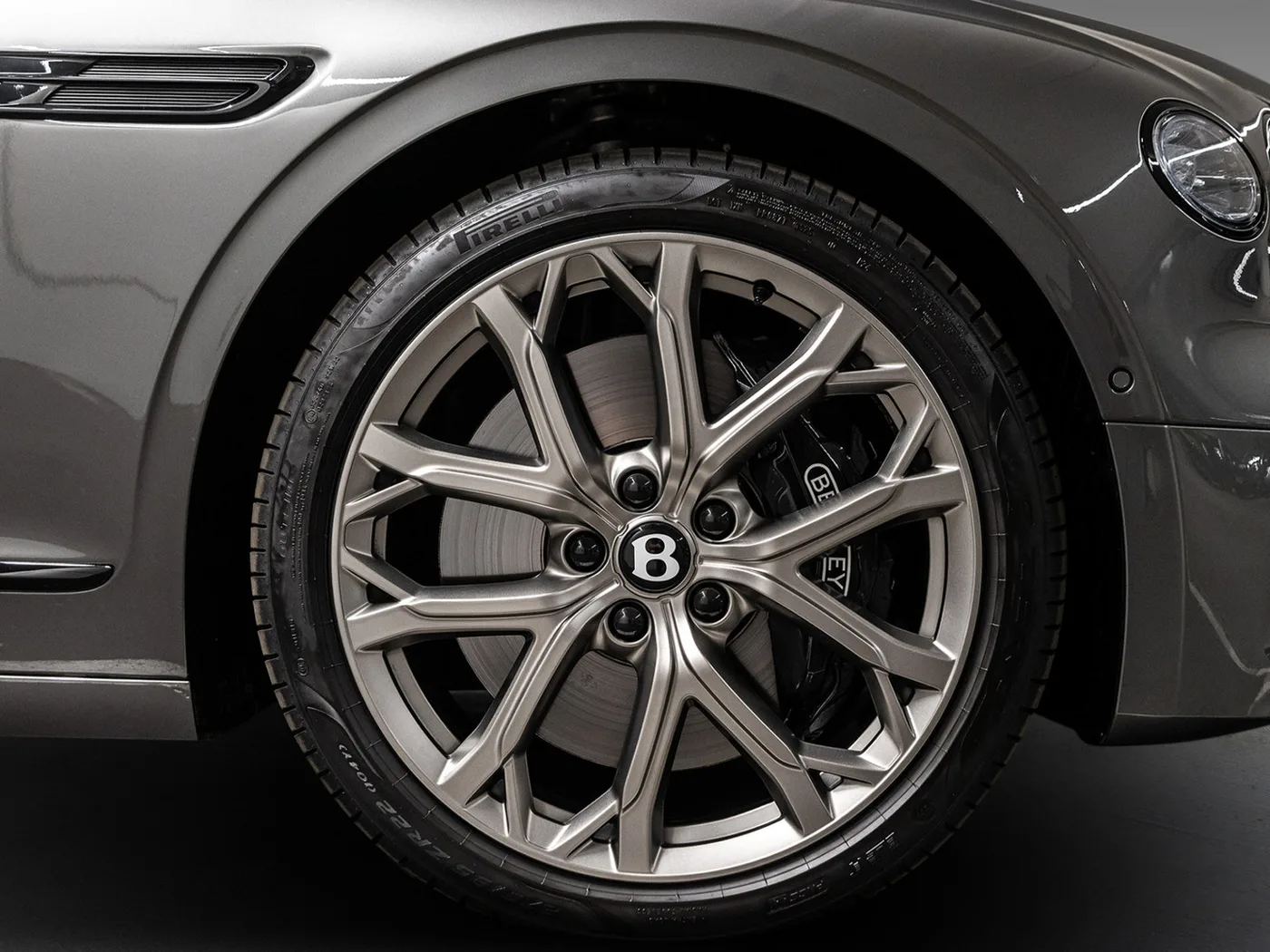 2026 Bentley Flying Spur V8 Hybrid offered by an official Bentley dealer in Leusden, Netherlands, photo 9 of 25