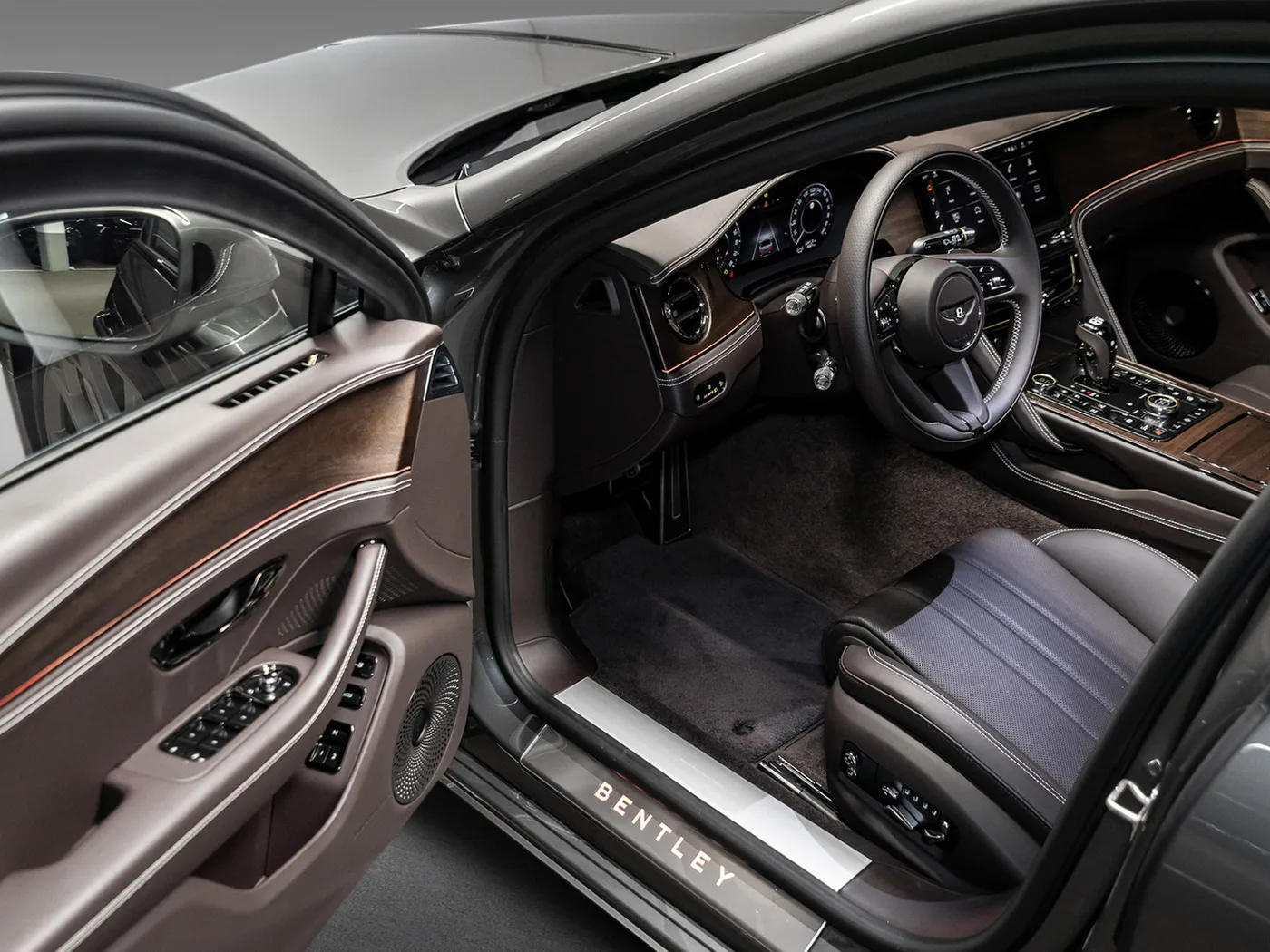 2026 Bentley Flying Spur V8 Hybrid offered by an official Bentley dealer in Leusden, Netherlands, photo 12 of 25