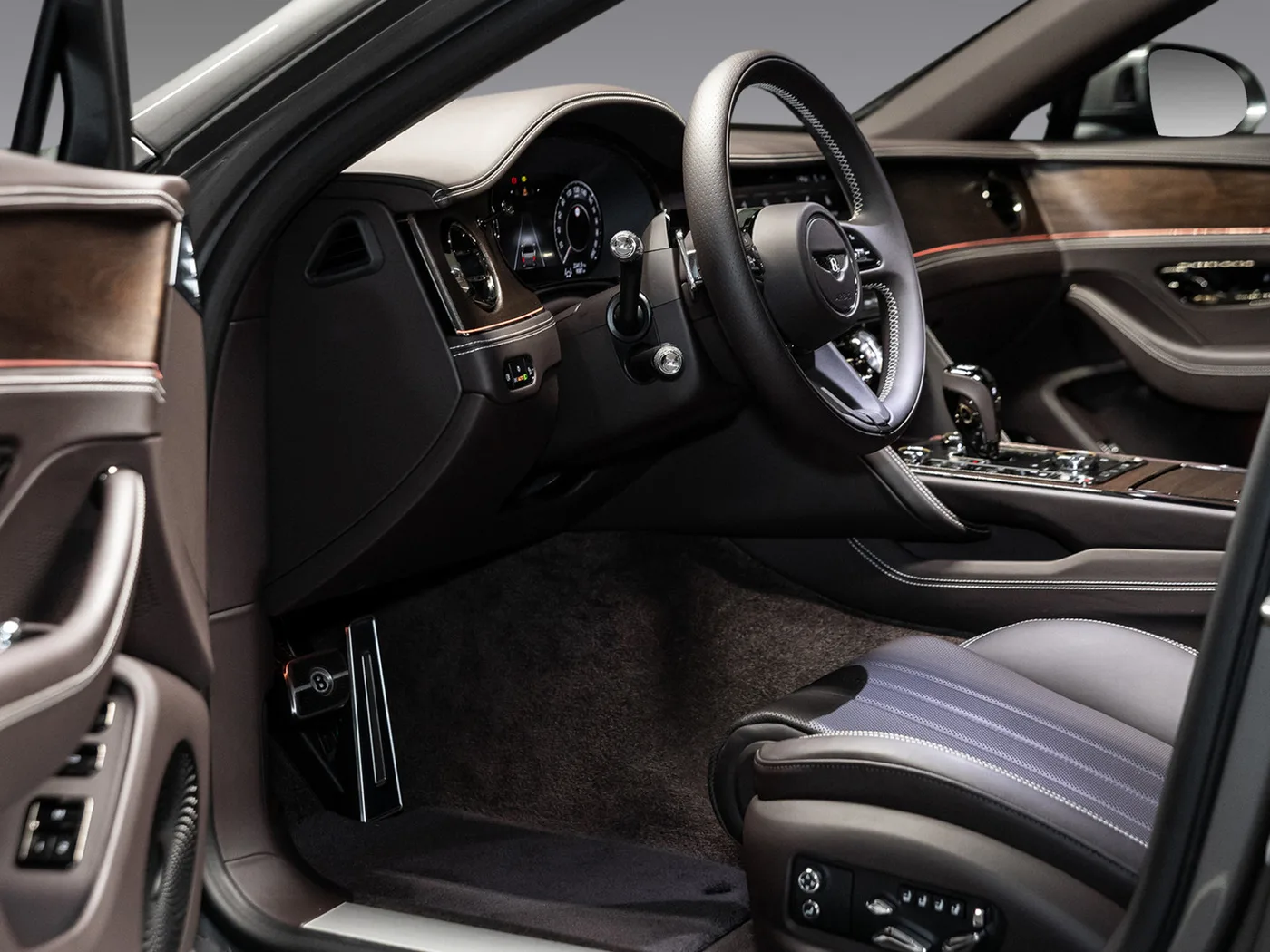 2026 Bentley Flying Spur V8 Hybrid offered by an official Bentley dealer in Leusden, Netherlands, photo 13 of 25