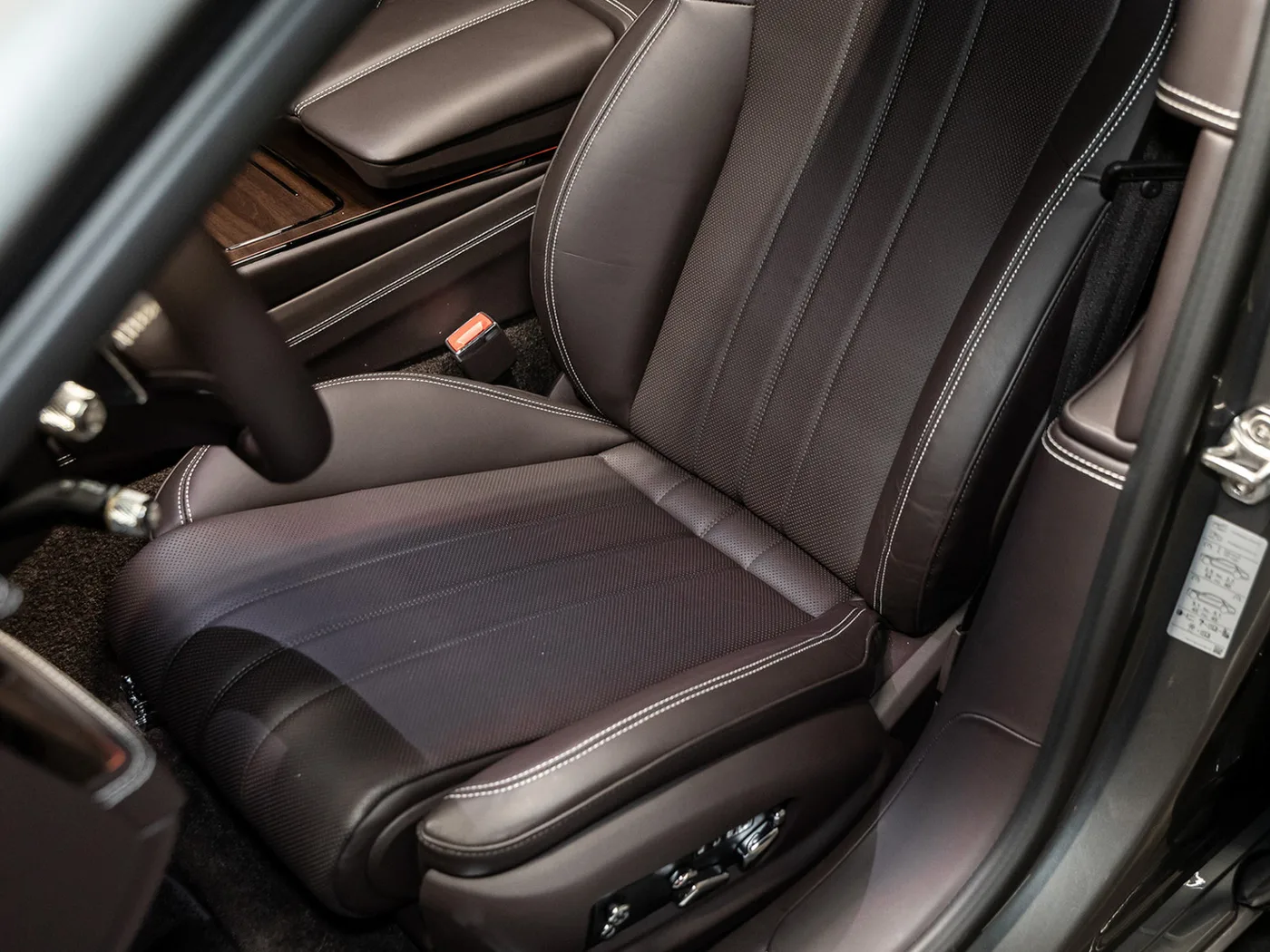 2026 Bentley Flying Spur V8 Hybrid offered by an official Bentley dealer in Leusden, Netherlands, photo 14 of 25