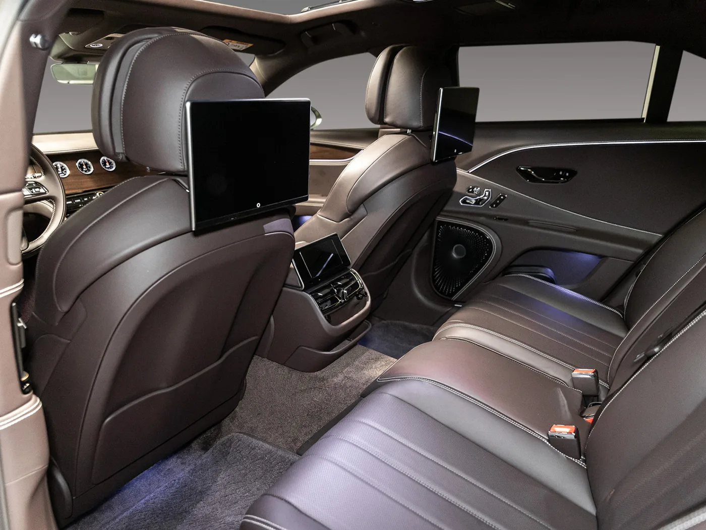 2026 Bentley Flying Spur V8 Hybrid offered by an official Bentley dealer in Leusden, Netherlands, photo 15 of 25