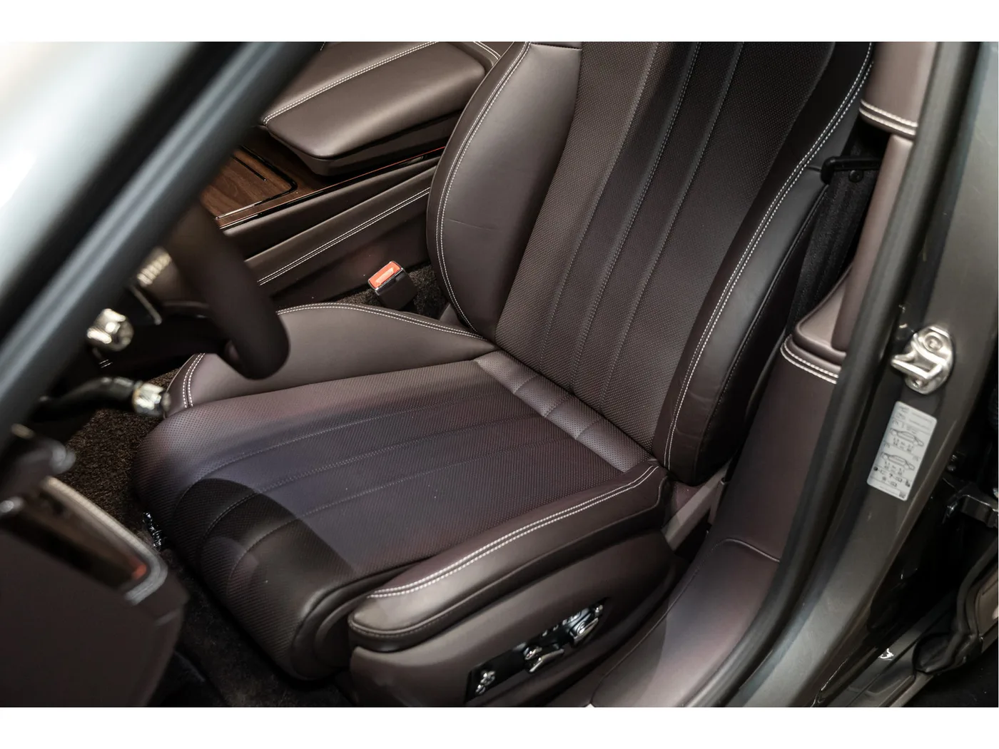 2026 Bentley Flying Spur V8 Hybrid offered by an official Bentley dealer in Leusden, Netherlands, photo 17 of 25