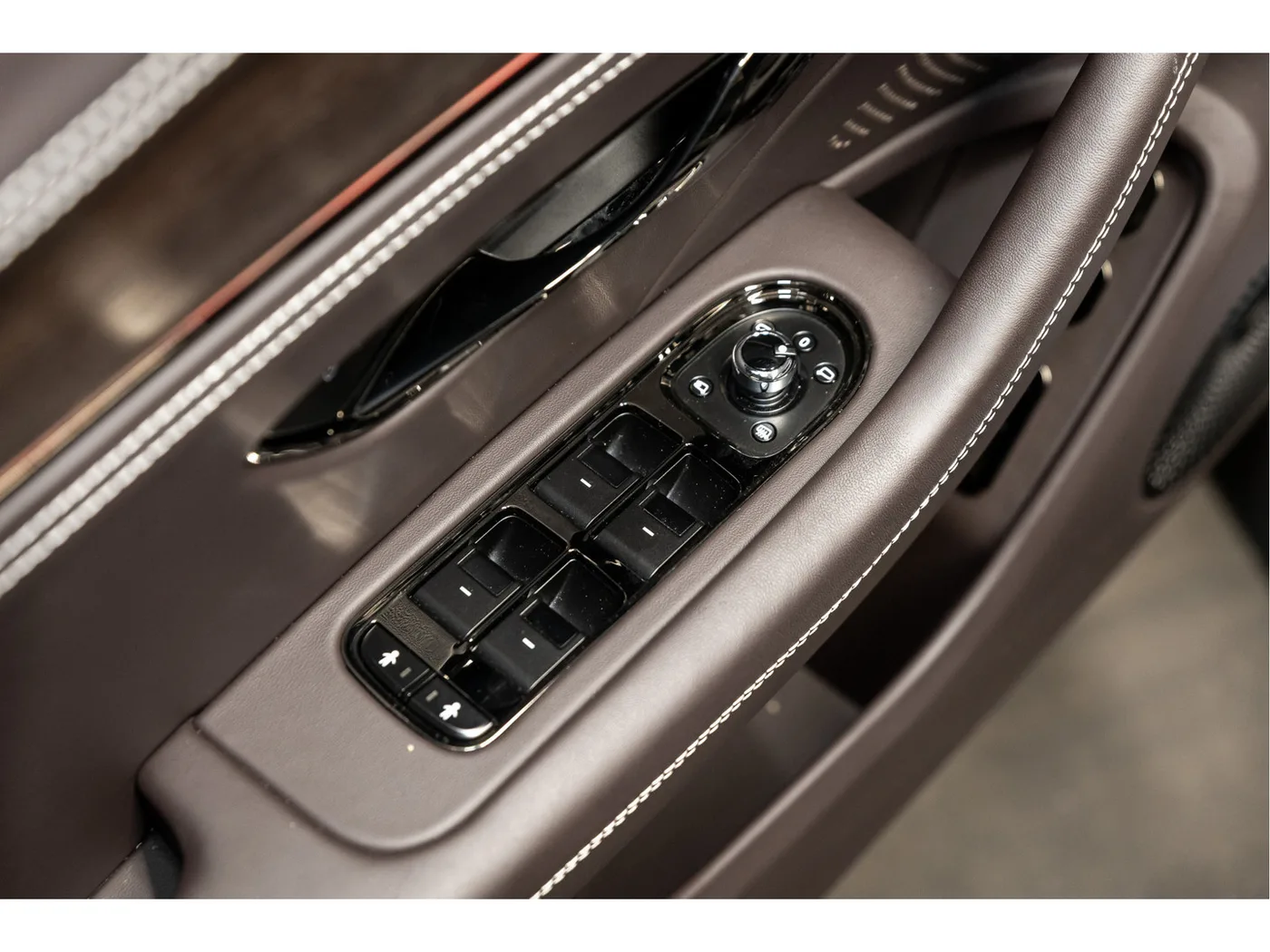 2026 Bentley Flying Spur V8 Hybrid offered by an official Bentley dealer in Leusden, Netherlands, photo 19 of 25