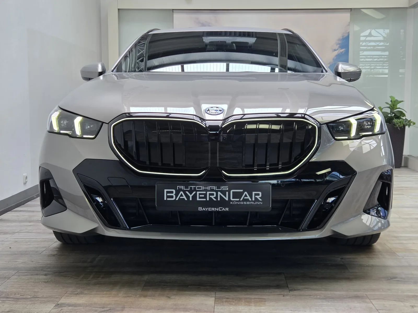 2026 BMW 550e Touring, 2/30