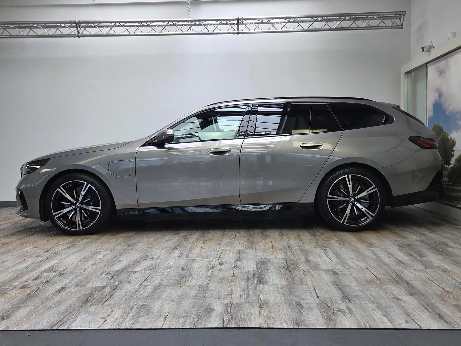 2026 BMW 550e Touring, 3/30