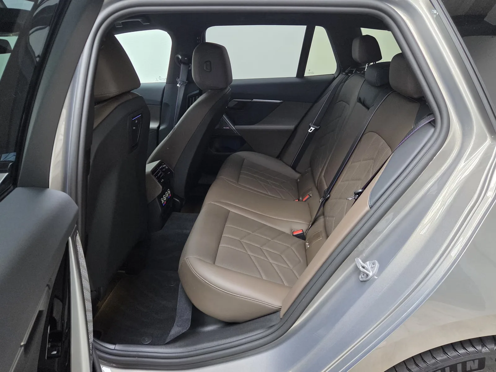 2026 BMW 550e Touring, 18/30