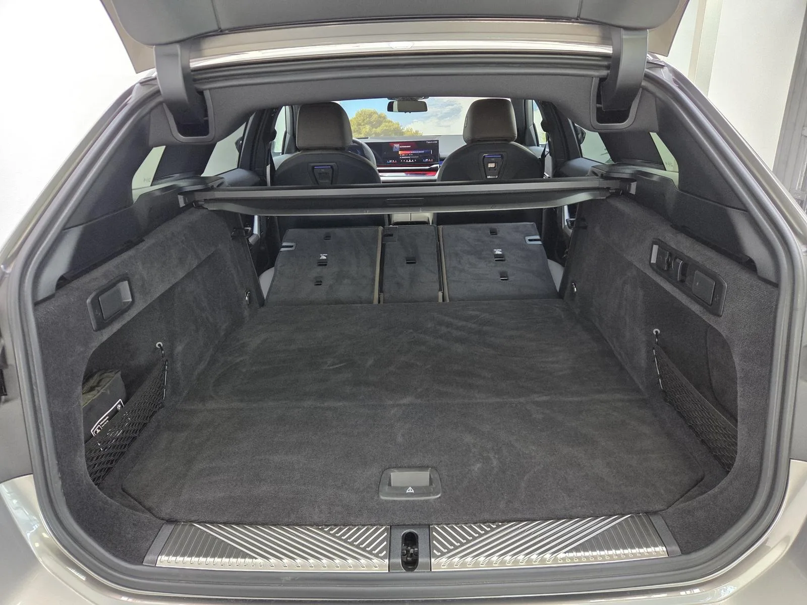 2026 BMW 550e Touring, 21/30