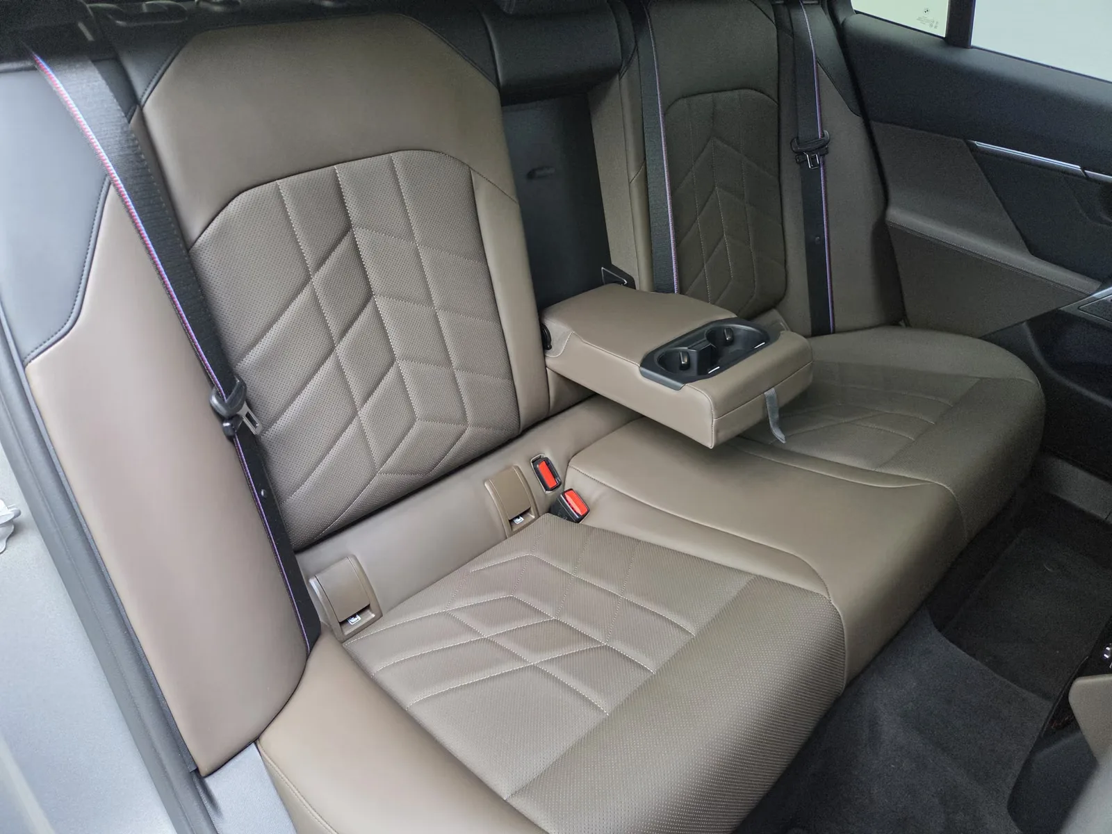 2026 BMW 550e Touring, 28/30