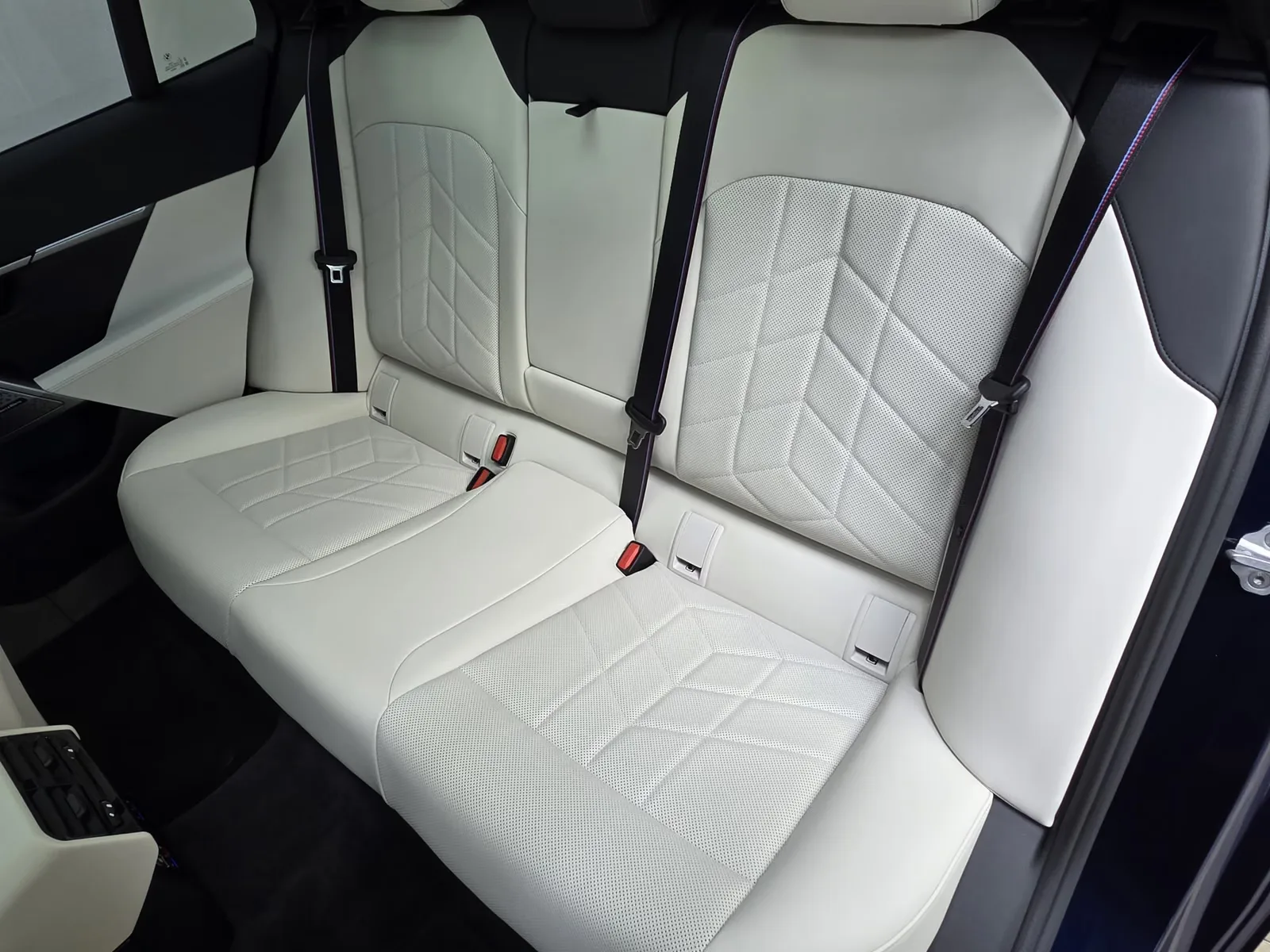 2026 BMW 550e Touring, 18/30