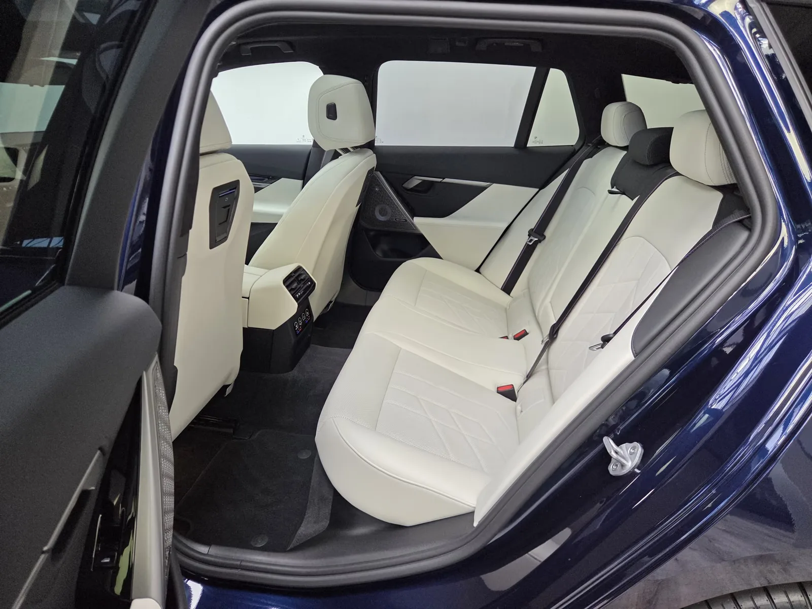 2026 BMW 550e Touring, 19/30