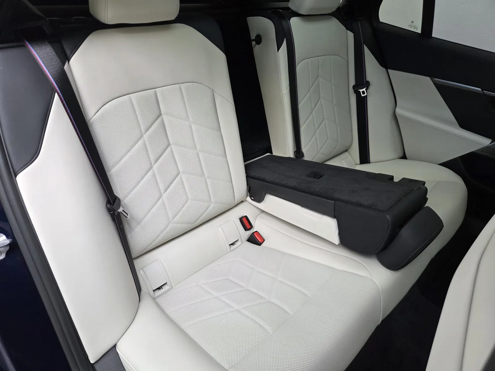 2026 BMW 550e Touring, 27/30